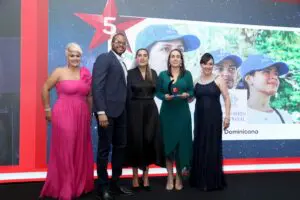 Raúl de León, Natalia Ross y Juliana Guerra, reciben el premio GPTW de manos de representantes de dicha fundación. FUENTE EXTERNA