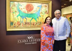 Altagracia Mella Russo y Juan José Mesa al lado de uno de las obras de la artista Clara Ledesma. FUENTE EXTERNA