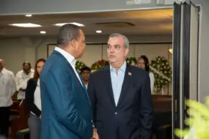 El presidente de la República, Luis Abinader, ofrece sus condolencias al director ejecutivo de Pro Consumidor, Eddy Alcántara, por el fallecimiento de su padre.