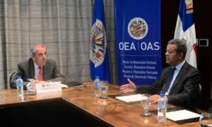 Leonel Fernández junto a comisionado de la OEA