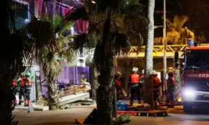 El desplome ocurrió en la Playa de Palma, en el restaurante 'Medusa Beach Club', ubicado en una planta baja que se ha hundido hasta el sótano, donde los servicios de emergencias buscan más víctimas. | Fuente: EFE