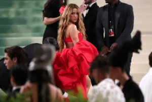 Fan de Shakira le QUISO robar un BESO así reaccionó la colombiana