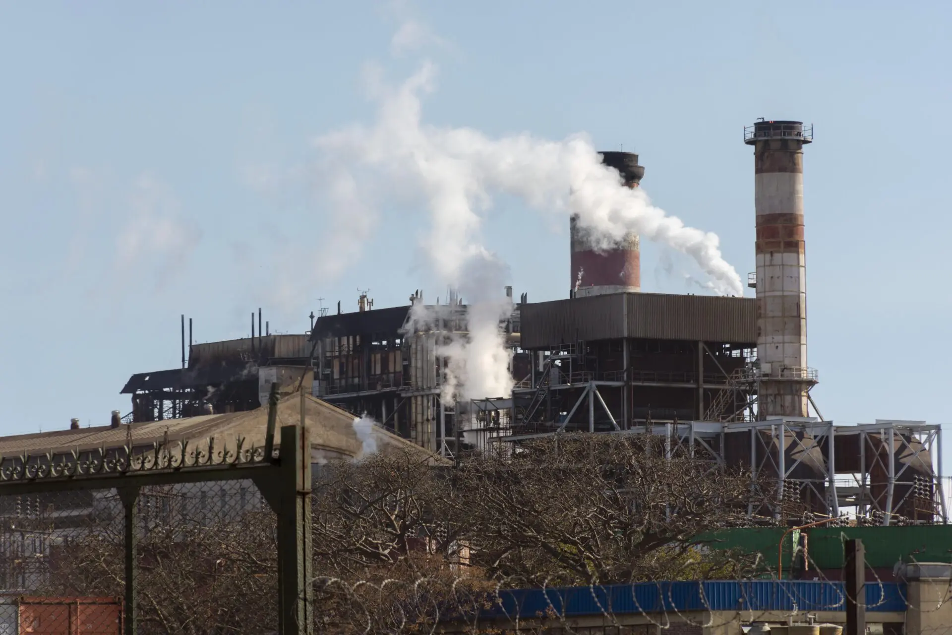 Contaminación producto de una fábrica (Imagen ilustrativa, FREEPIK)