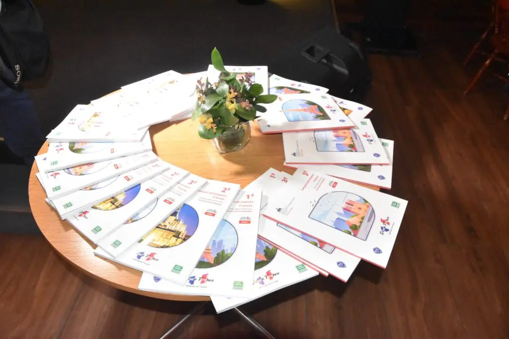 Minerd presenta seis manuales escolares para el aprendizaje del francés