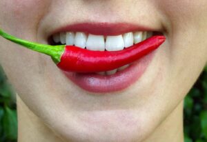 Comer picante puede producir diversas reacciones fisiológicas, por ejemplo, hormigueo en la lengua y los labios, o sudoración (Getty)
