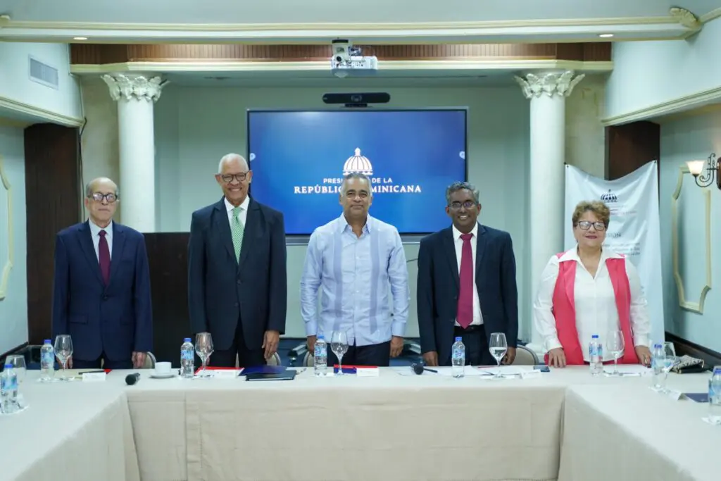 El ministro de la Presidencia, Joel Santos Echavarría, mientras resalta la importancia que da el Gobierno dominicano a los temas meteorológicos.