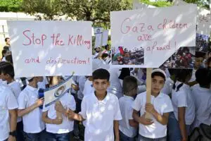 Niños de 'Dar Al Aytam Al Islamiya' (Instituciones de Bienestar Social) portan pancartas durante una protesta en apoyo de los niños de Gaza y para exigir el fin de las operaciones de Israel en Gaza, organizada por la ONG libanesa Instituciones de Bienestar Social fuera de las Naciones Unidas Económica y Sede de la Comisión Social para Asia Occidental (ONU-CESPAO) en Beirut, Líbano, 11 de junio de 2024. EFE/EPA/Wael Hamzeh