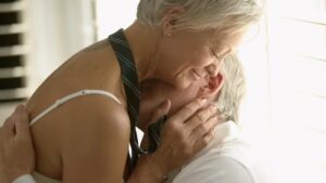La salud sexual de la generación silver: 6 estrategias de la neurociencia para una intimidad plena