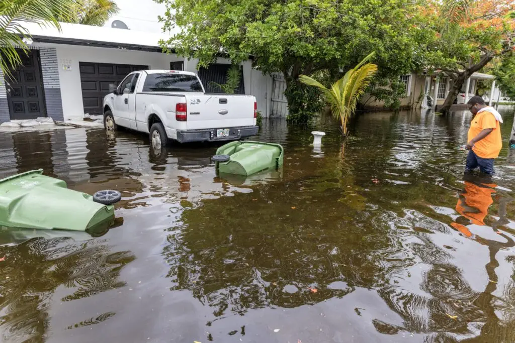 Florida declara el estado de emergencia por graves inundaciones en cinco condados sureños