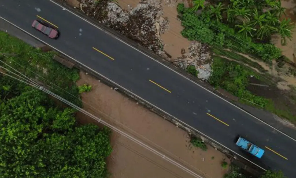Fotografía aérea donde se observa una zona inundada por el desborde de un río en Metalío (El Salvador). EFE/ Vladimir Chicas