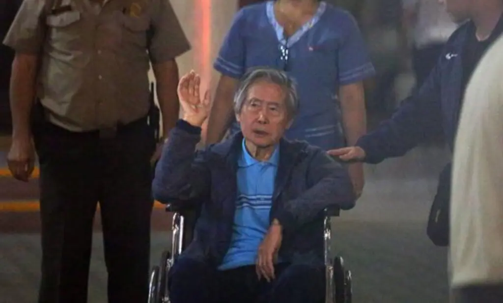 Fotografía de archivo fechada el 4 de enero de 2018 que muestra al expresidente peruano Alberto Fujimori (c), a su salida de la clínica Centenario de Lima (Perú). EFE/Stringer