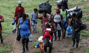 Fotografía de archivo que muestra a migrantes haitianos en su camino hacia Panamá por el Tapón del Darién en Acandi (Colombia). EFE/ Mauricio Dueñas Castañeda