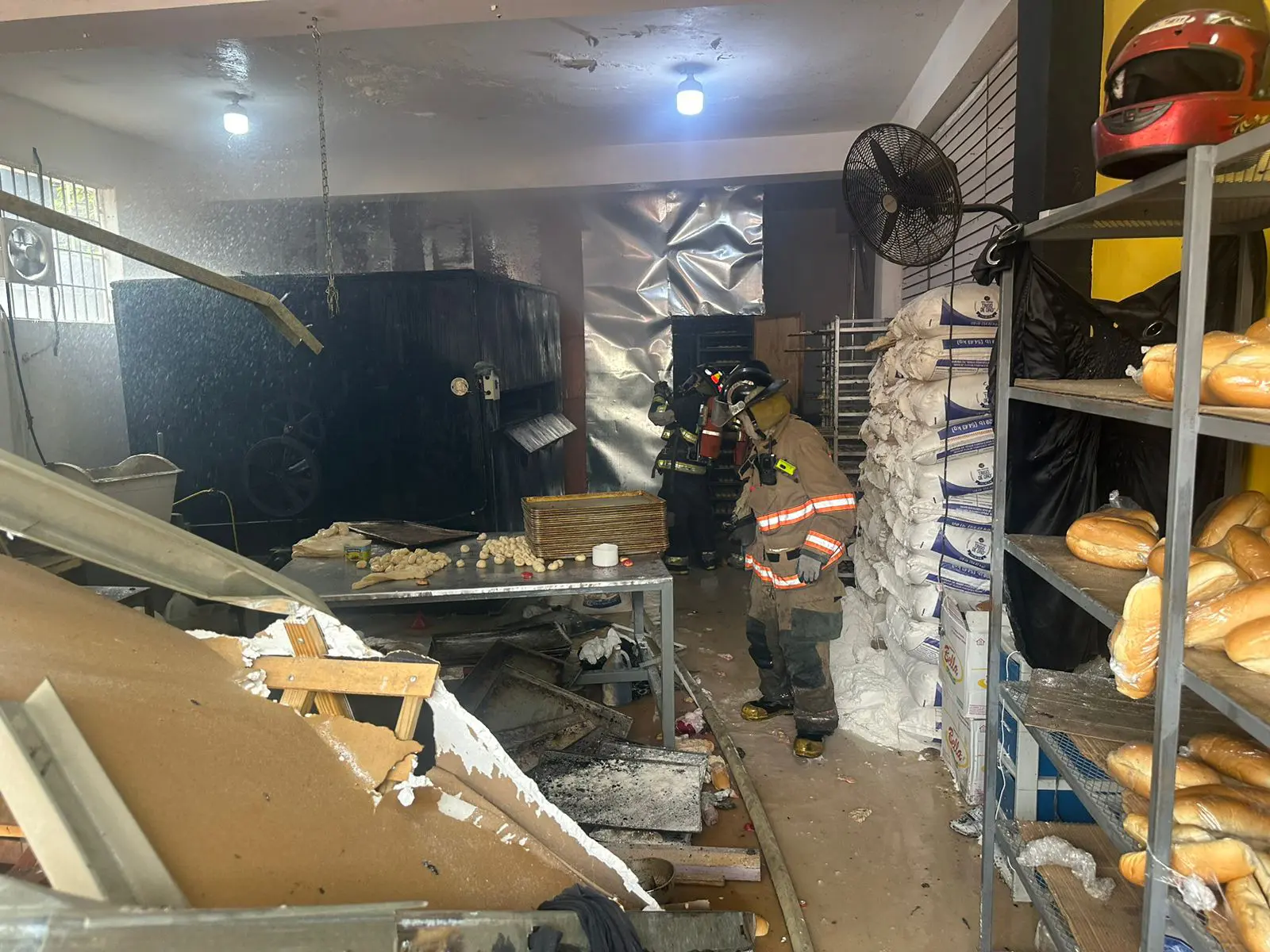 el impactante momento de una explosión en una panadería situada en el sector Altos del Hatico de La Vega.