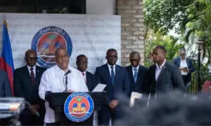 Fotografía de archivo en la que aparece el primer ministro de Haití, Garry Conille, junto a miembros del Consejo Presidencial de Transición. EFE/ Johnson Sabin