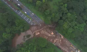 Foto de archivo que muestra desde el aire un tramo de carretera, que comunica la Ciudad de Guatemala con los principales puertos del océano Pacífico, afectado por las fuertes lluvias. EFE/ STR