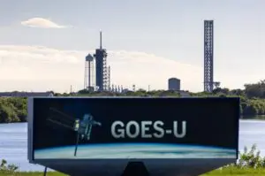 El Complejo de Lanzamiento 39A se ve detrás del reloj del Sitio de Prensa de la NASA sin el cohete SpaceX Falcon Heavy, que se supone que llevará la misión GOES-U de la NASA en el Kennedy de la agencia Centro Espacial de Florida, EE.UU., 24 de junio de 2024. EFE/CRISTÓBAL HERRERA-ULASHKEVICH