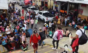 Migrantes permanecen en las inmediaciones del río Suchiate este miércoles, en la ciudad de Tapachula en el estado de Chiapas (México). EFE/ Juan Manuel Blanco