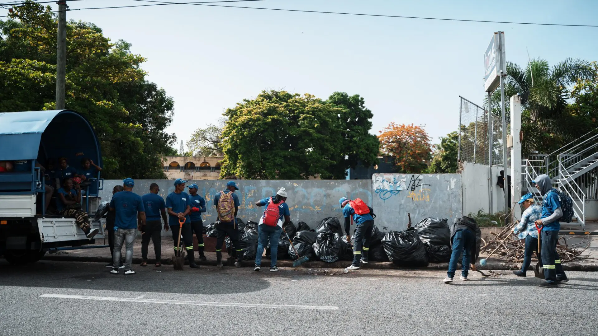 Alcaldía del DN realiza operativo de concientización y limpieza en avenida Independencia