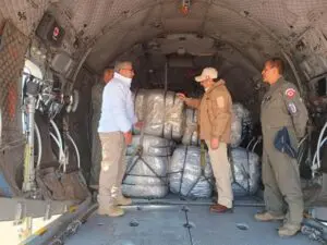 Autoridades peruanas reciben cargamento de ayuda a la población afectada tras el sismo de 7 grados de magnitud en el distrito de Yauca, provincia de Caravelí, en Arequipa (Perú). EFE/ Ministerio De Defensa