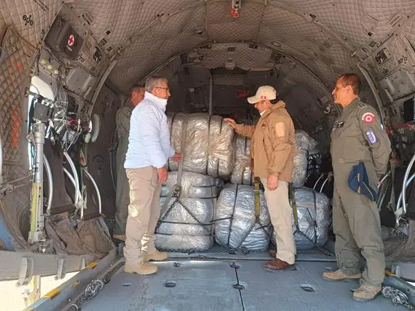 Autoridades peruanas reciben cargamento de ayuda a la población afectada tras el sismo de 7 grados de magnitud en el distrito de Yauca, provincia de Caravelí, en Arequipa (Perú). EFE/ Ministerio De Defensa