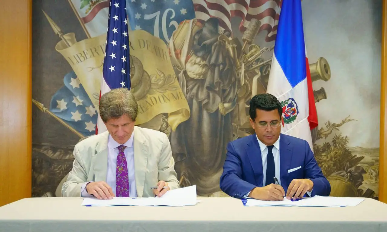 El subsecretario de estado de Estados Unidos, José W. Fernández, y el ministro de Turismo de la República Dominicana, David Collado