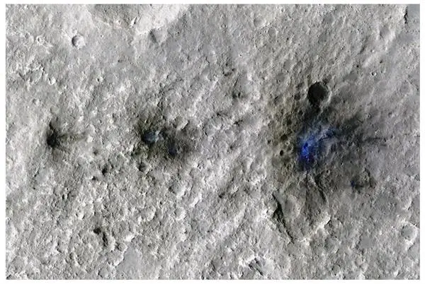 Estos cráteres se formaron por el impacto de un meteoroide en Marte el 5 de septiembre de 2021. Fotografía facilitada por NASA/JPL-Caltech/Universidad de Arizona