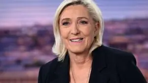 Marine Le Pen, del partido ultraderechista Agrupación Nacional (RN)