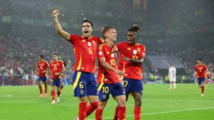Dani Olmo (centro) celebra con sus compañeros el cuarto gol de España contra Georgia en los octavos de final de la Eurocopa. Colonia (Alemania), 30 de junio de 2024.