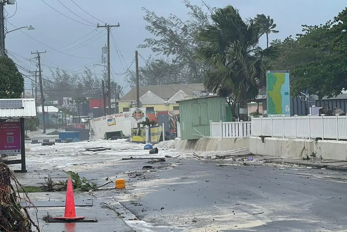 El huracán Beryl tocó tierra este lunes en la isla Carriacou, Granada, con vientos máximos sostenidos de 241 km/h mph.