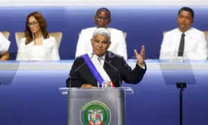 El presidente de Panamá, José Raúl Mulino, pronuncia un discurso durante su investidura este lunes, en la Ciudad de Panamá (Panamá). EFE/ Bienvenido Velasco