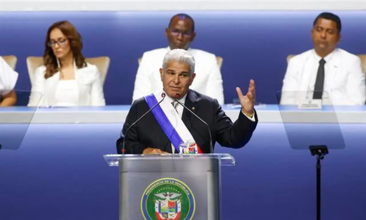 El presidente de Panamá, José Raúl Mulino, pronuncia un discurso durante su investidura este lunes, en la Ciudad de Panamá (Panamá). EFE/ Bienvenido Velasco