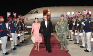 Presidente Luis Abinader junto a su esposa, la primera dama Raquel Arbaje