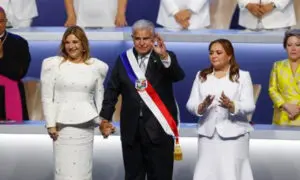 El presidente de Panamá, José Raúl Mulino, tras recibir la banda presidencial durante su investidura este lunes, en la Ciudad de Panamá (Panamá). EFE/ Bienvenido Velasco