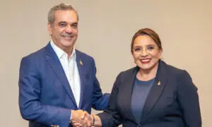 El presidente de la República Dominicana, Luis Abinader, junto a la presidente de Honduras, Xiomara Castro