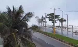 Momento del fuerte oleaje en el Malecón de Santo Domingo Este