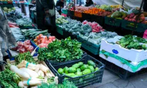 Frutas y verduras en un mercado, en una fotografía de archivo. EFE/ Guillermo Garrido