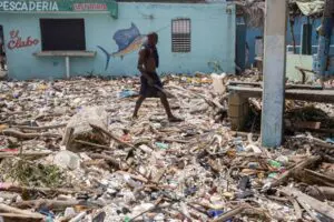 Un hombre camina por la playa Manresa, cubierta de basura tras el paso del huracán Beryl, este miércoles, en Santo Domingo (República Dominicana). EFE/ Orlando Barría