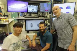 Los investigadores Gongchen Yu, Leor Katz y Richard Krauzlis, quienes han descubierto un nuevo circuito cerebral que detecta las caras. Crédito: Dustin Hays, Instituto Nacional del Ojo. Imagen facilitada por los NIH.