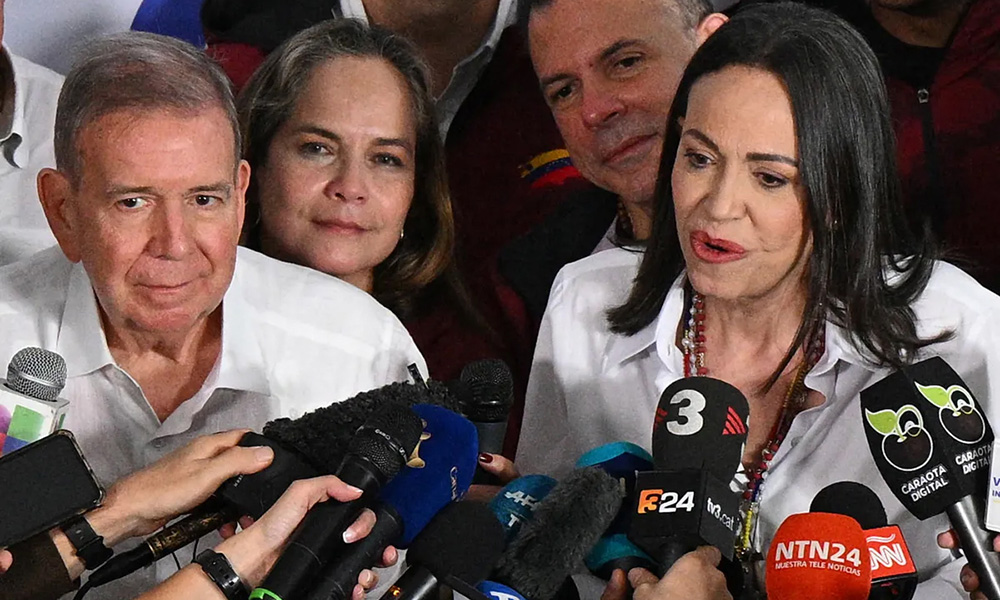 Edmundo González Urrutia and María Corina Machado lead a press conference.