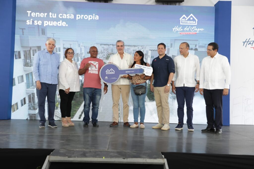 Abinader inaugurates seven drinking water and sanitation projects; delivers 250 apartments in Santiago