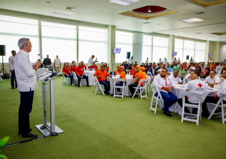 Abinader “contento y orgulloso” en reunión con organismos de socorro