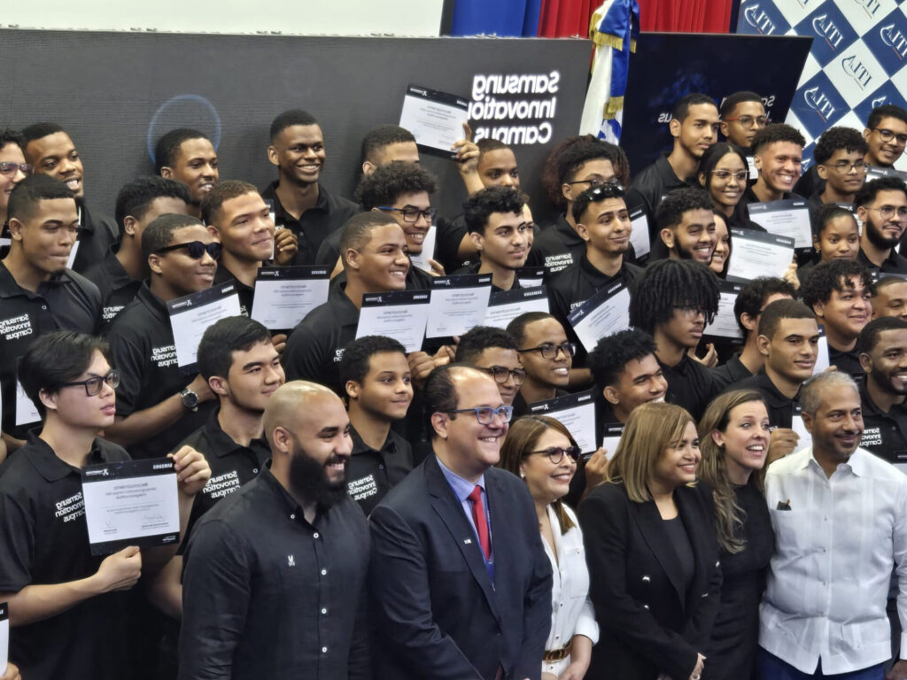 Samsung Innovation Campus concludes its fourth edition by certifying 124 young people in AI in the Dominican Republic