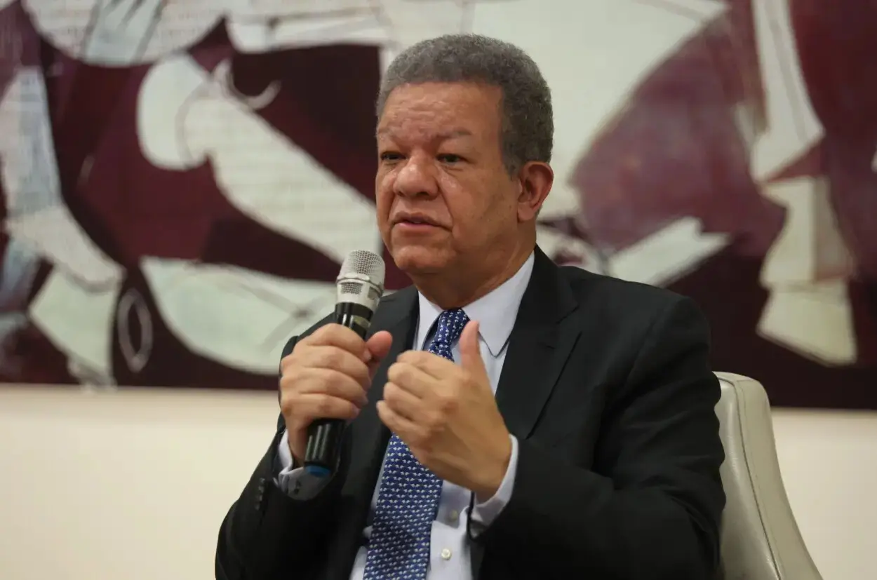 Leonel Fernández sorprende cantando "Muchacha de Abril"