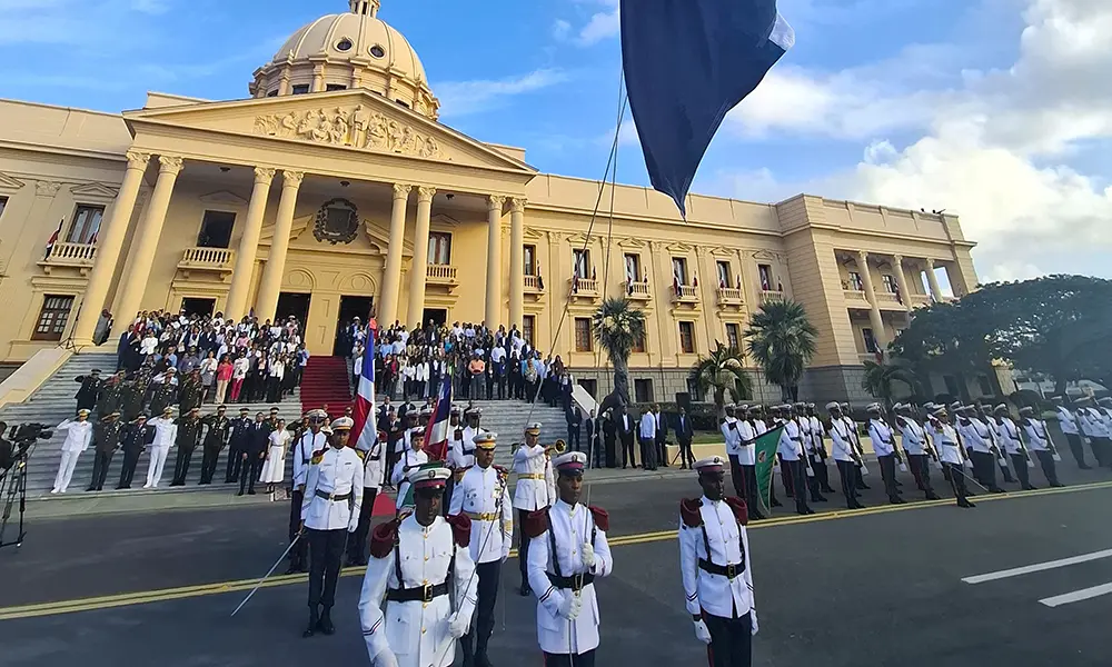 Funcionarios del Gobierno rinden homenaje a la Bandera Nacional ...