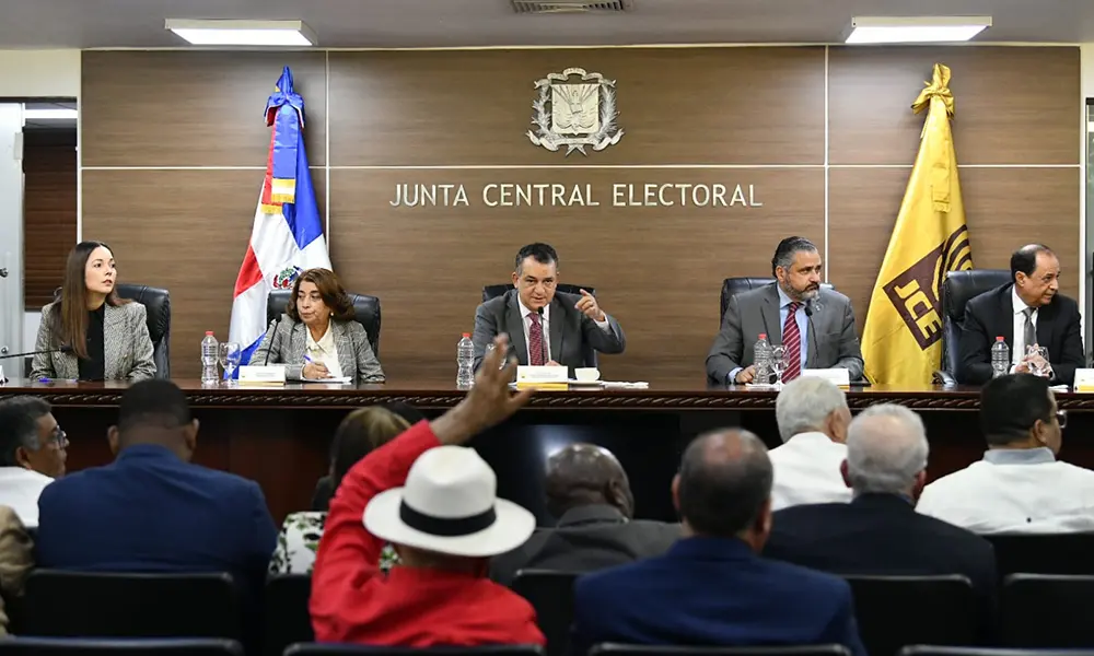 Pleno de la JCE presenta a partidos proyecto cédula - Periódico elCaribe