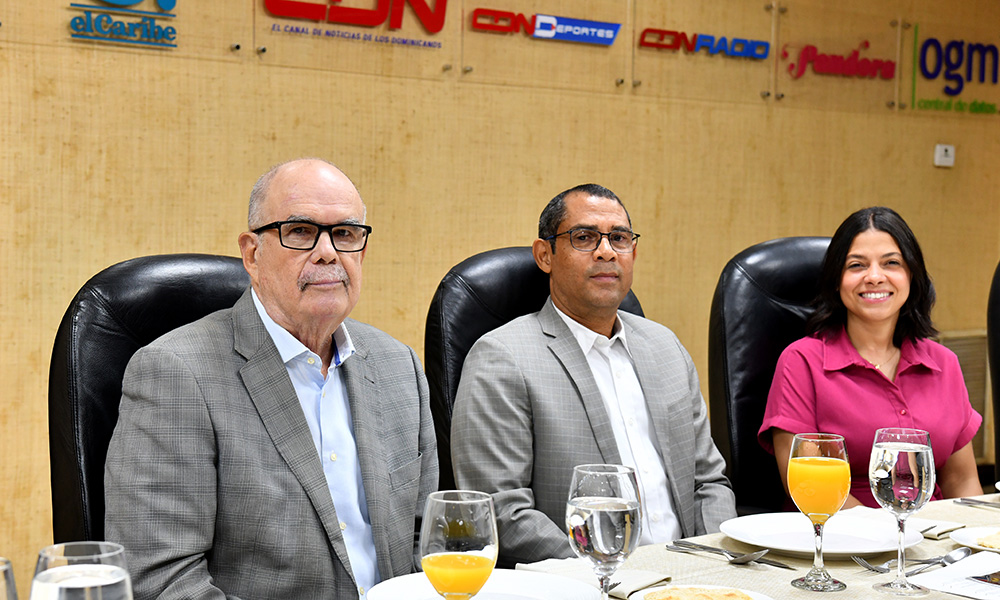 Director de AGN Roberto Cassá, José Vílchez subdirector, y Karina Arias, comunicaciones.