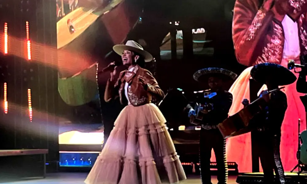 Natalia Jiménez alborota, cantando, el Teatro