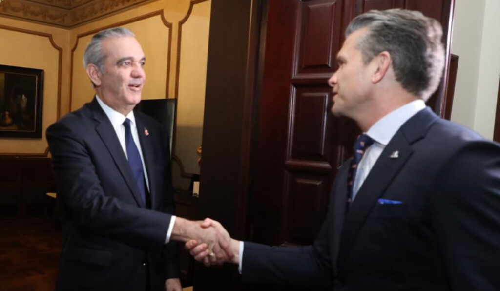 Abinader se reúne con Pete Hegseth para reforzar cooperación en seguridad