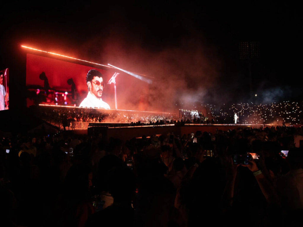 Bad Bunny durante su presentación en el Estadio Olímpico Félix Sánchez en Santo Domingo.