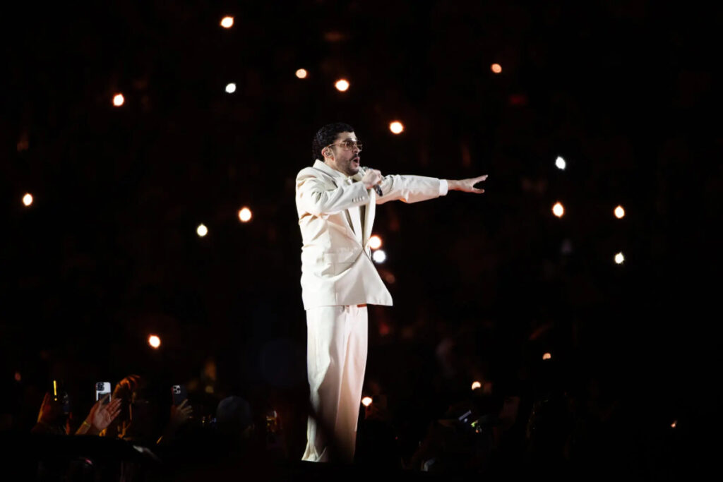 Bad Bunny durante su presentación en el Estadio Olímpico Félix Sánchez en Santo Domingo.